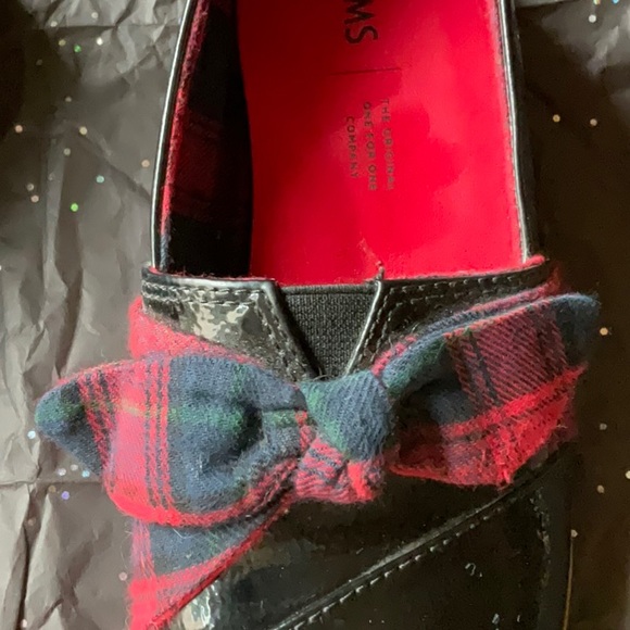 ⚫️🔴 TOMS BLACK PATIENT LEATHER SHOES WITH PLAID BOWS 🔴⚫️ - Picture 15 of 16